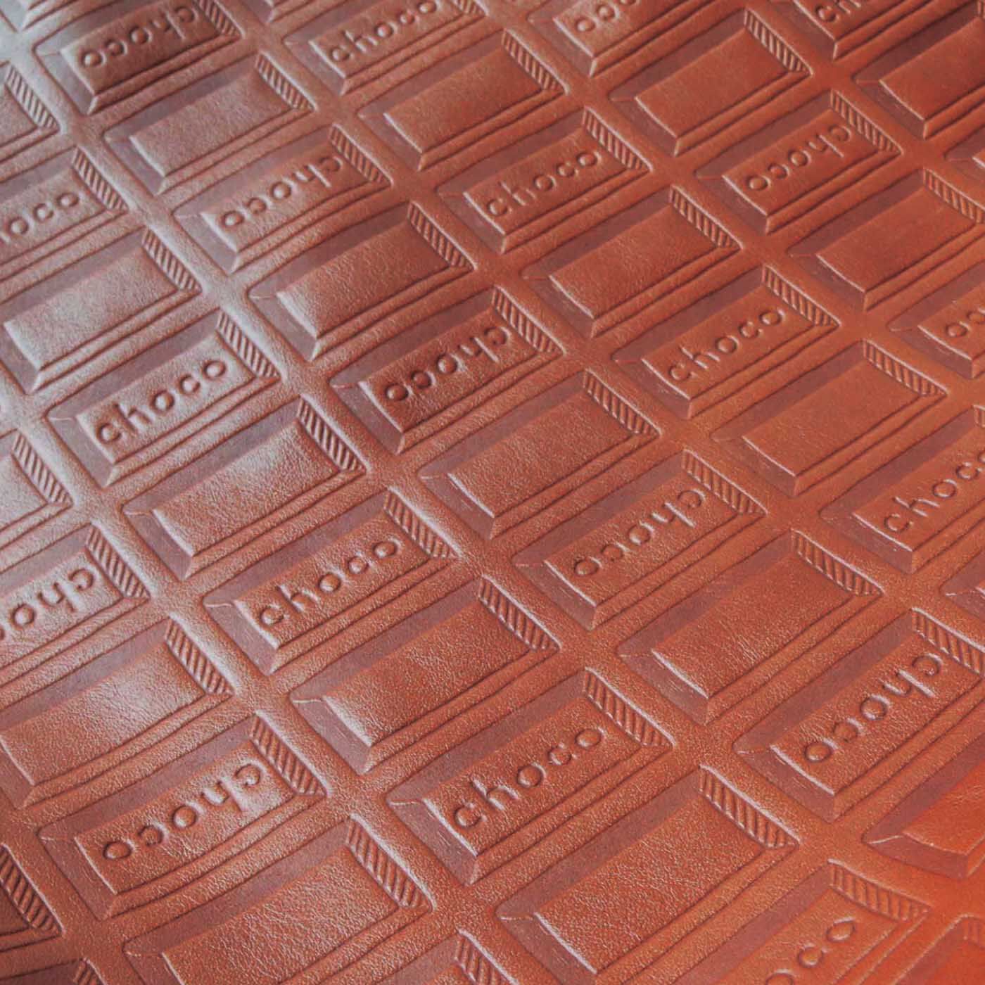 ＆Stories|チョコレートバイヤーと作った　職人本革のトートバッグ〈ブラウン〉|牛革にチョコレートの刻印したレザーは、本物のチョコレートの色と比べながら、みりがセレクトしました。