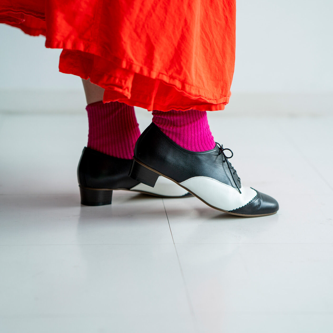 ＆Stories|長田の靴メーカーと作った　職人本革のレースアップシューズ〈ブラック×ホワイト〉|バランスよく見えて歩きやすい約2.5cmのヒール。