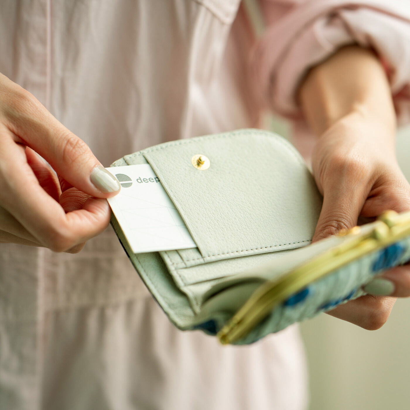 ＆Stories|財布作りのプロ集団が作った　京都革友禅のがま口付き財布|コンパクトに見えて札入れ1個、小銭入れ（中には仕分けポケット付き）1個、カードポケット7個と充実の収納力。