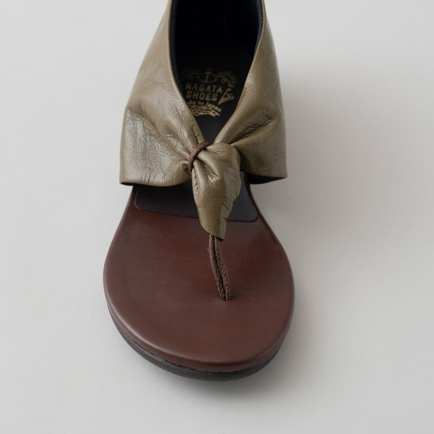 ＆Stories|靴デザイナーの理想で作った　職人本革のスクイーズトング〈オリーブ色〉|痛くなりやすい鼻緒部分はアクリル製の紐でソフトな肌当たりにし、ソールはほどよい厚みにし、歩きやすさにこだわりました。