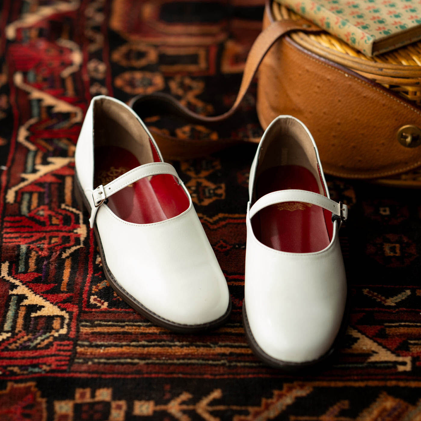＆Stories|靴デザイナーの理想で作った 職人本革のレジェルテシューズ〈ホワイト〉|神戸・長田の靴デザイナー森下愛さんが「自分が履きたい靴」としてデザインした人気モデルをバージョンアップしました。