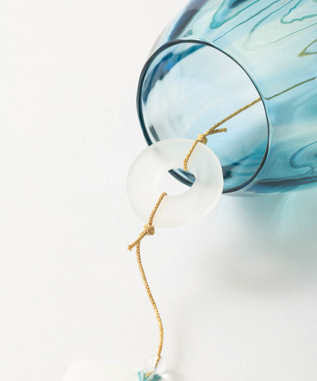 ＆Stories|小田原のガラス職人が作った 幻想的な海のグラテーションを閉じ込めた 宙吹き風鈴〈ラグーンブルー〉[日本製]