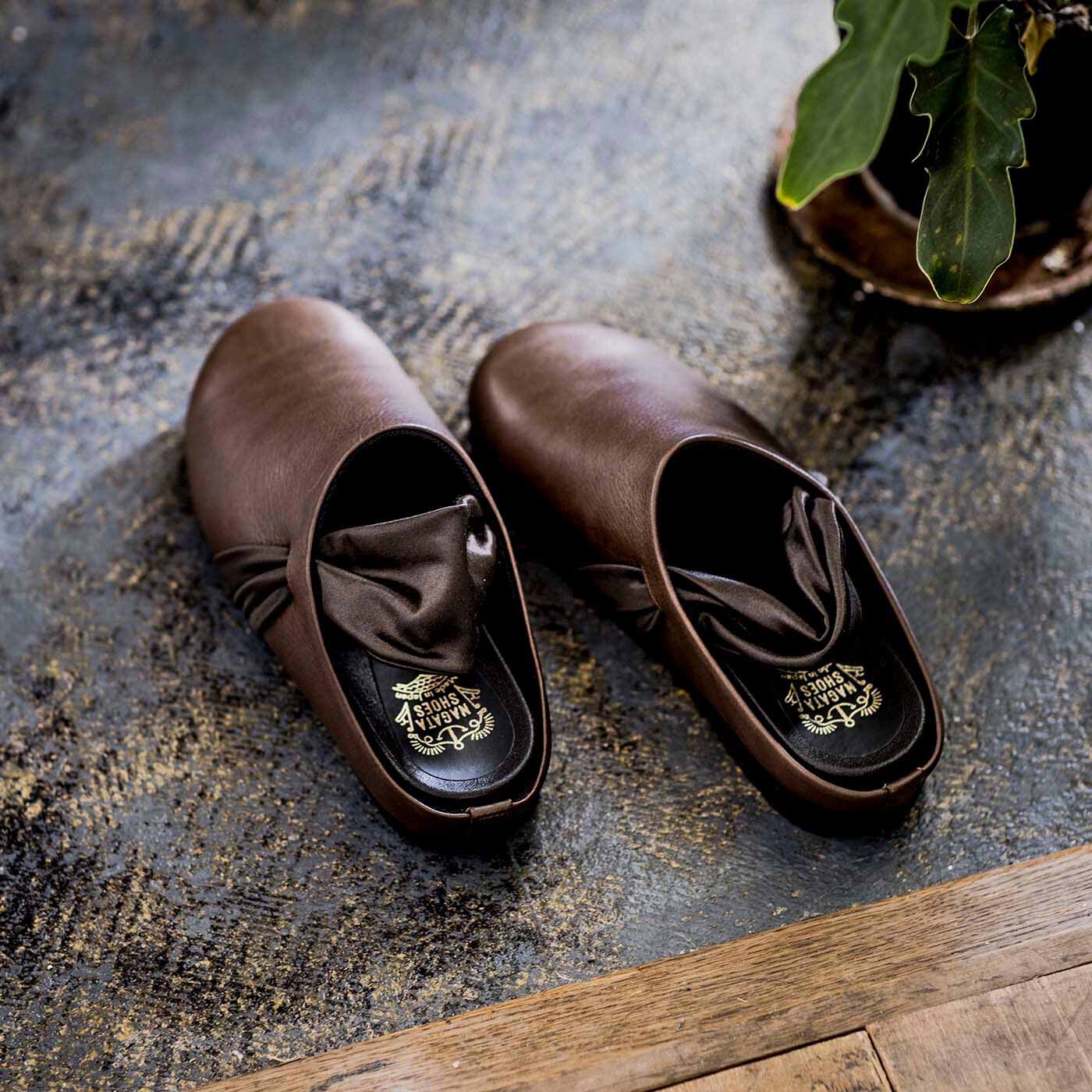 ＆Stories|長田の靴職人が作った　職人本革のパニーニサボシューズ〈ショコラ色〉|神戸長田 の靴職人が作った、光沢感のあるレザーにサテンストラップを合わせた、モードなサボ。