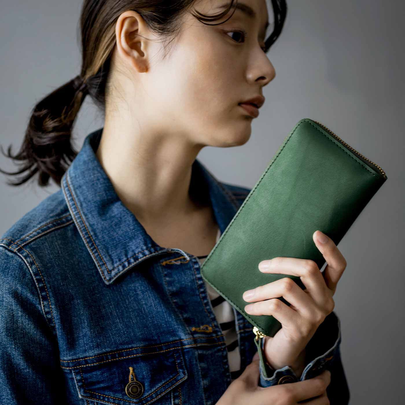 ＆Stories|福岡の鞄作家と作った 職人本革のカフェウォレット〈イタリアングリーン〉 [本革 財布：日本製]|ラウンドジップだから中身がこぼれず安心です。入れたままタッチできるICカードポケットまで付いて、とにかく頼りなる存在。