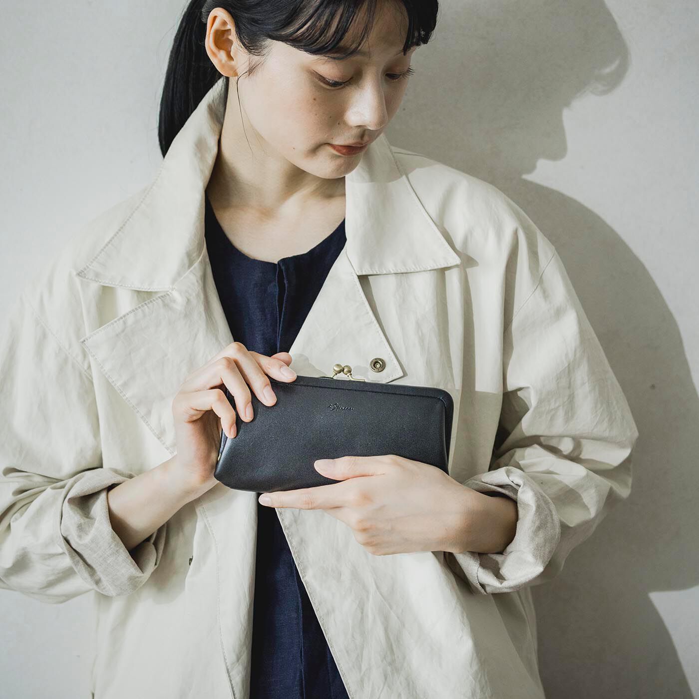日本職人プロジェクト（Pre-order）|大阪の財布専門工場が作った 職人本革の革巻きがま口長財布〈ブラック〉 [本革 財布：日本製]
