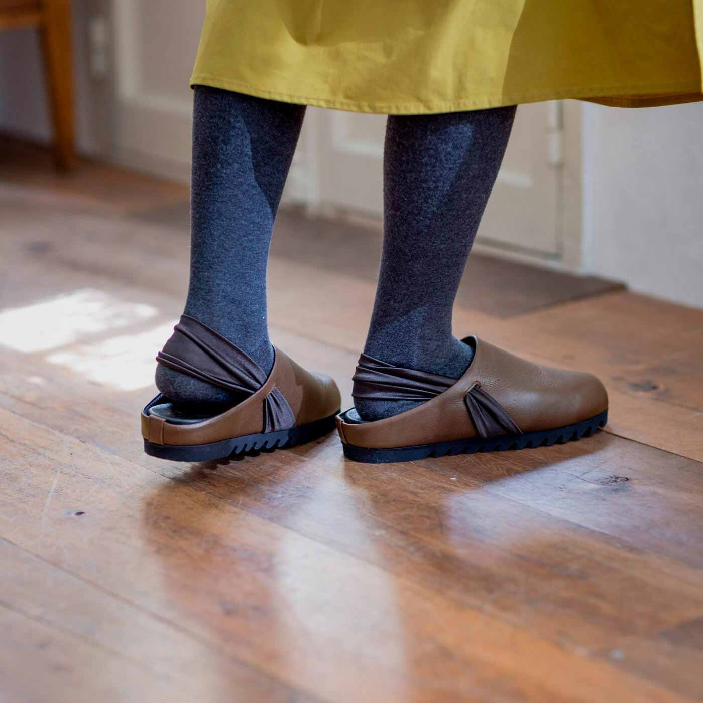 ＆Stories|長田の靴職人が作った　職人本革のパニーニサボシューズ〈ショコラ色〉|ストラップがしっかりホールドするから、パカパカせずに歩けます。
