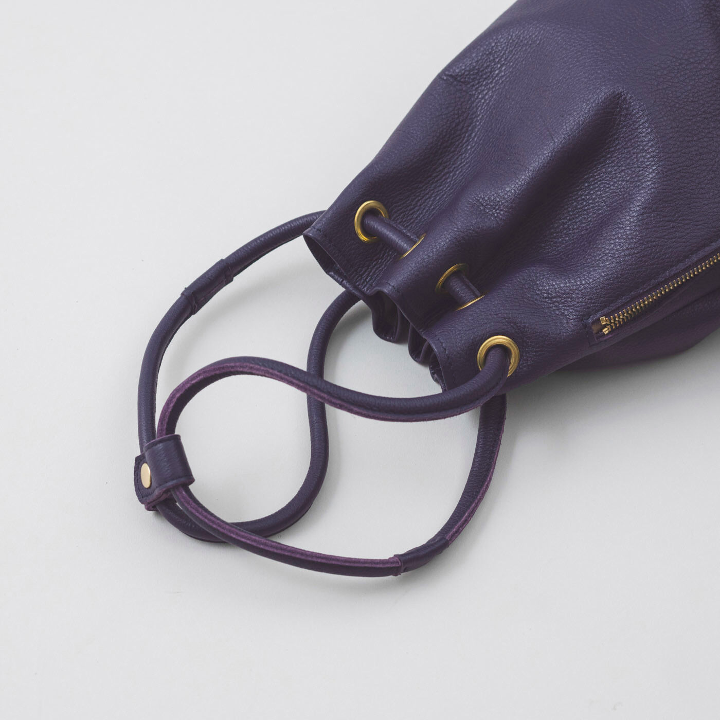 ＆Stories|福岡の鞄作家が作った 職人本革の巾着バッグ〈葡萄色〉|ショルダーストラップには留め具付き。短くしたときに長さを固定できます。