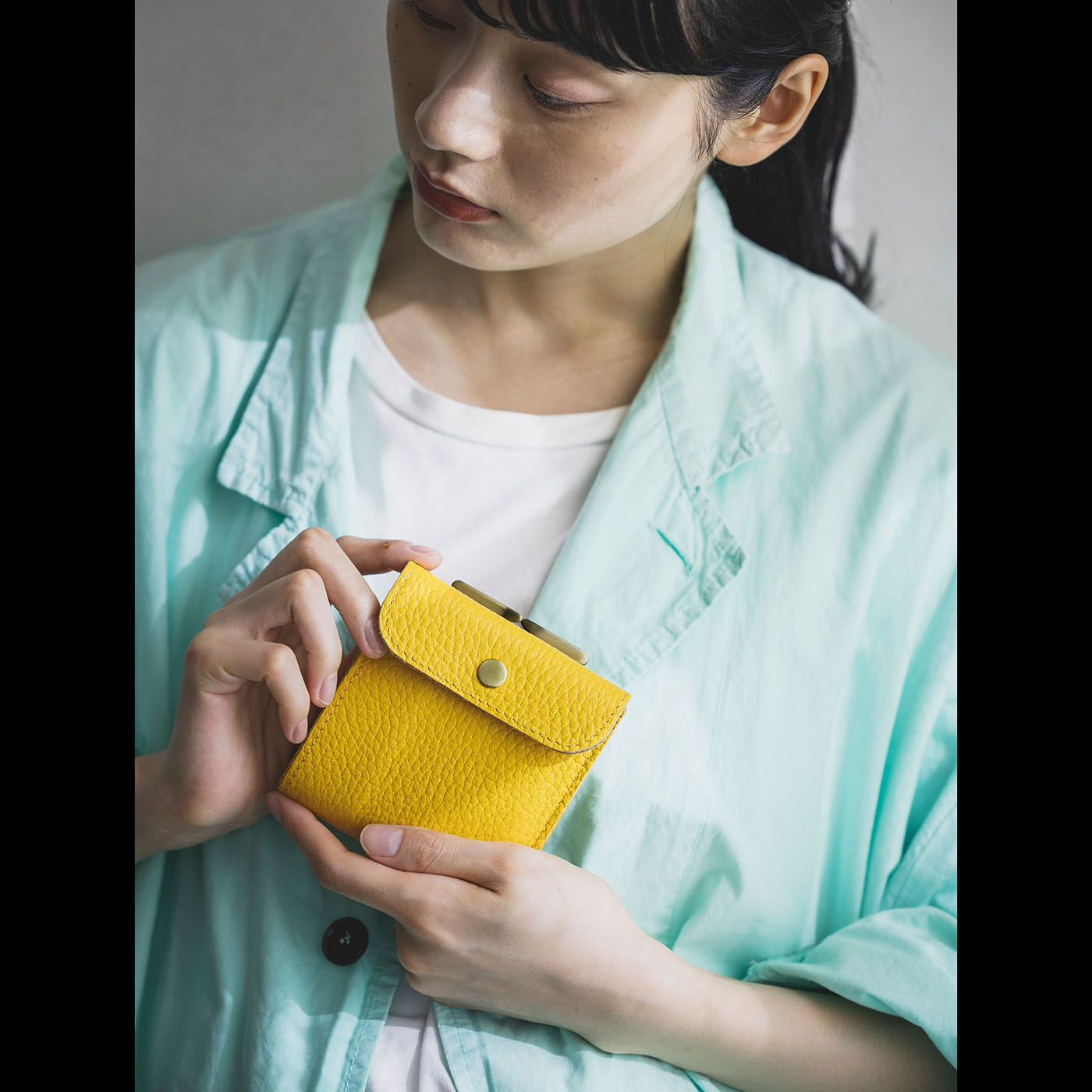 ＆Stories|福岡の鞄作家が作った 職人本革のエンベロープウォレット〈ミモザ・イエロー〉 [本革 財布：日本製]
