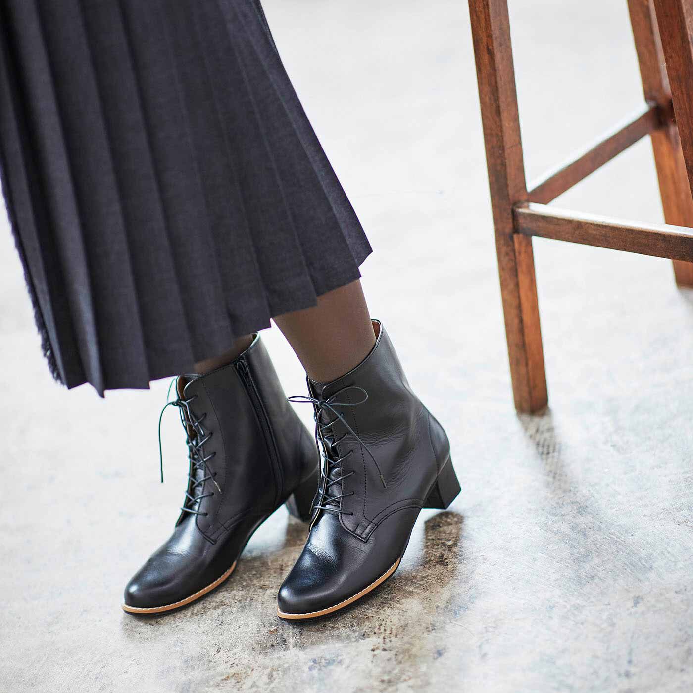 ＆Stories|長田の靴職人が作った 職人本革の凜とした編み上げブーツ〈ブラック〉|内側のファスナーで脱ぎ履きしやすいのもポイント。