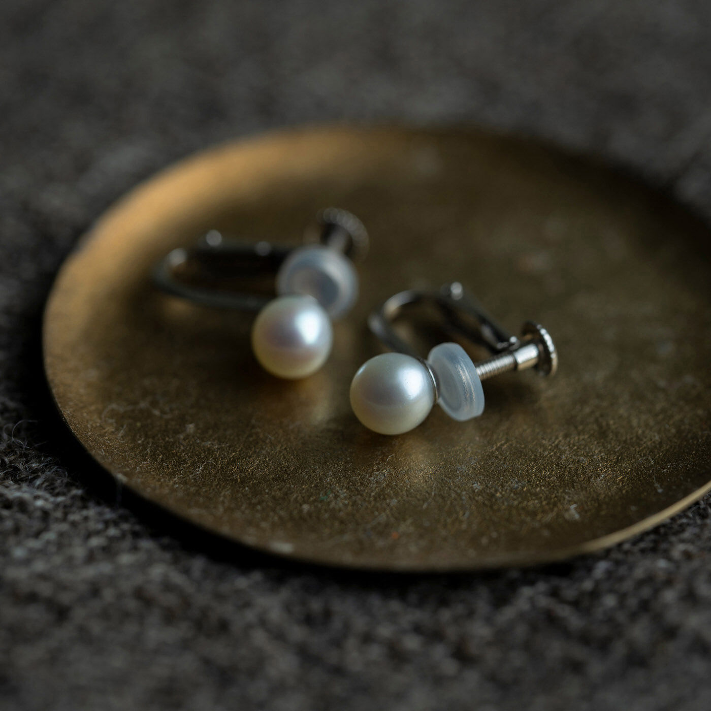 ＆Stories|神戸の老舗真珠メーカーが手掛けた 淡水パールの耳飾り|〈イヤリング〉タイプ。※2個1組でお届けします。