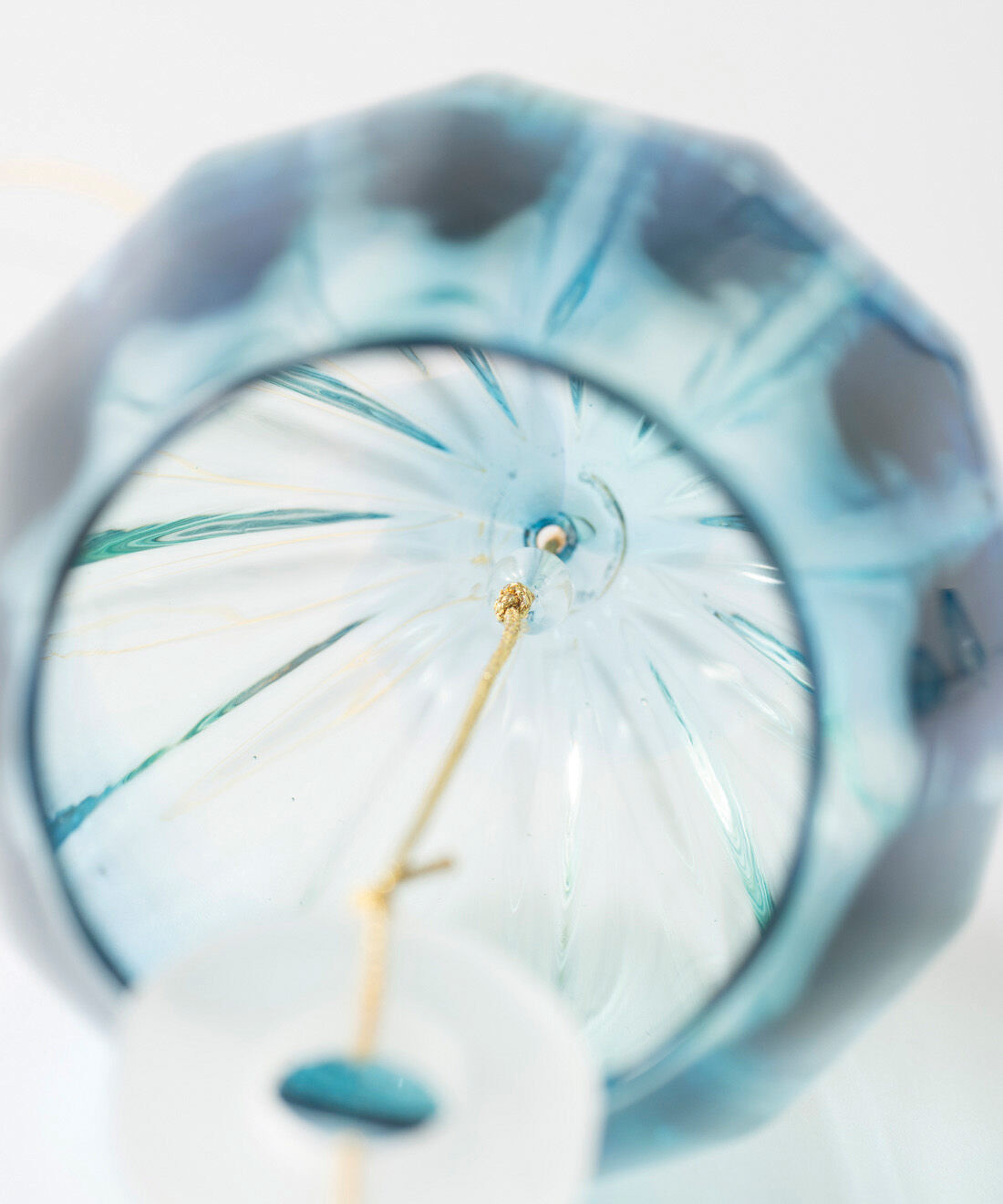 ＆Stories|小田原のガラス職人が作った 幻想的な海のグラテーションを閉じ込めた 宙吹き風鈴〈ラグーンブルー〉[日本製]