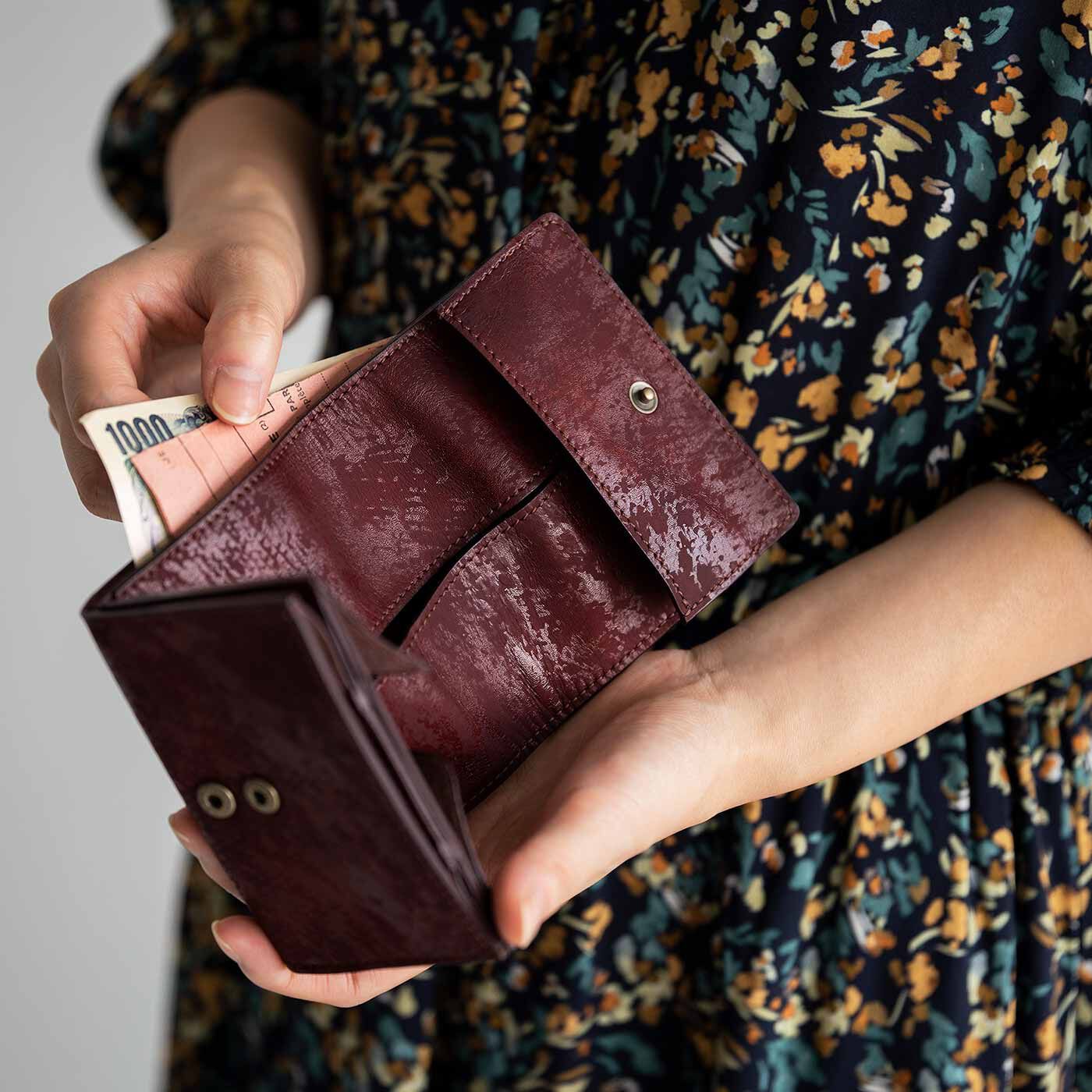 ＆Stories|ファッションスタイリストと作った 職人本革のグリップウォレット〈ヴィンテージレッド〉|一回の動作でお札やカードが出し入れできる新スタイルの財布です。