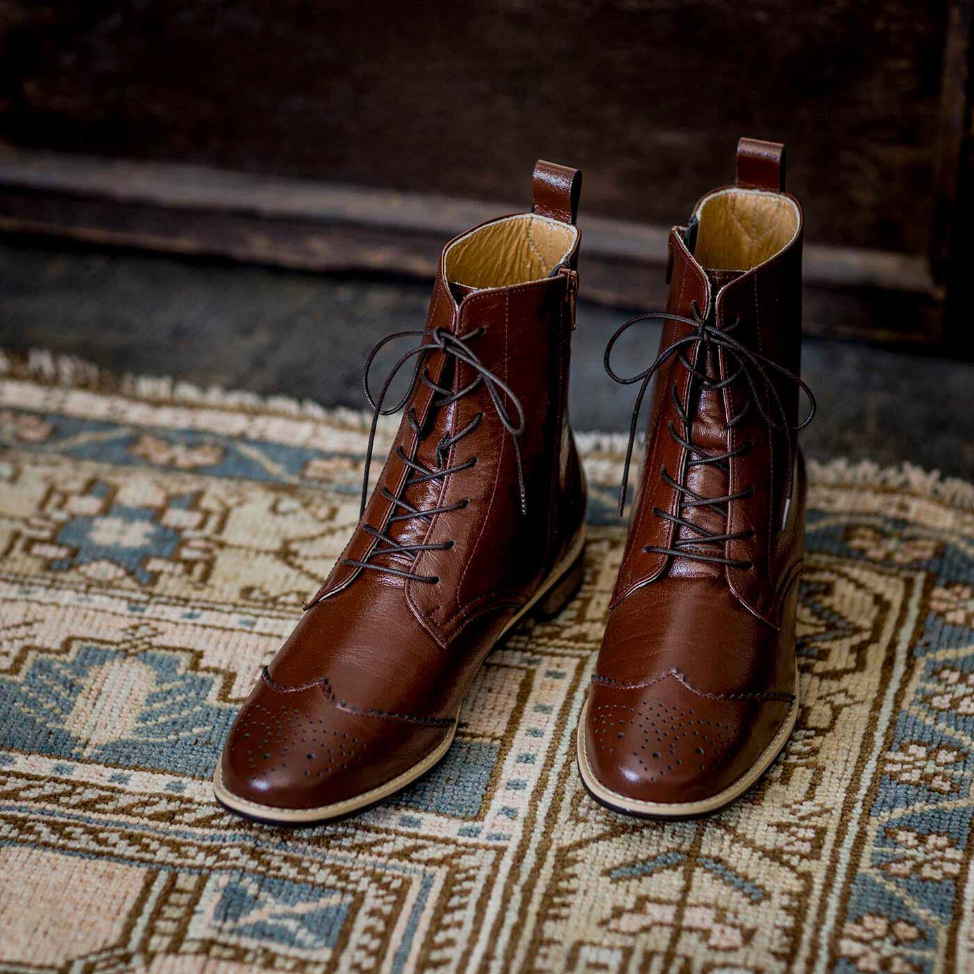 ＆Stories|長田の靴職人が作った　職人本革のウィングチップブーツ〈レッドブラウン〉|初代レッドブラウンを復刻。ノスタルジックでやさしい雰囲気。