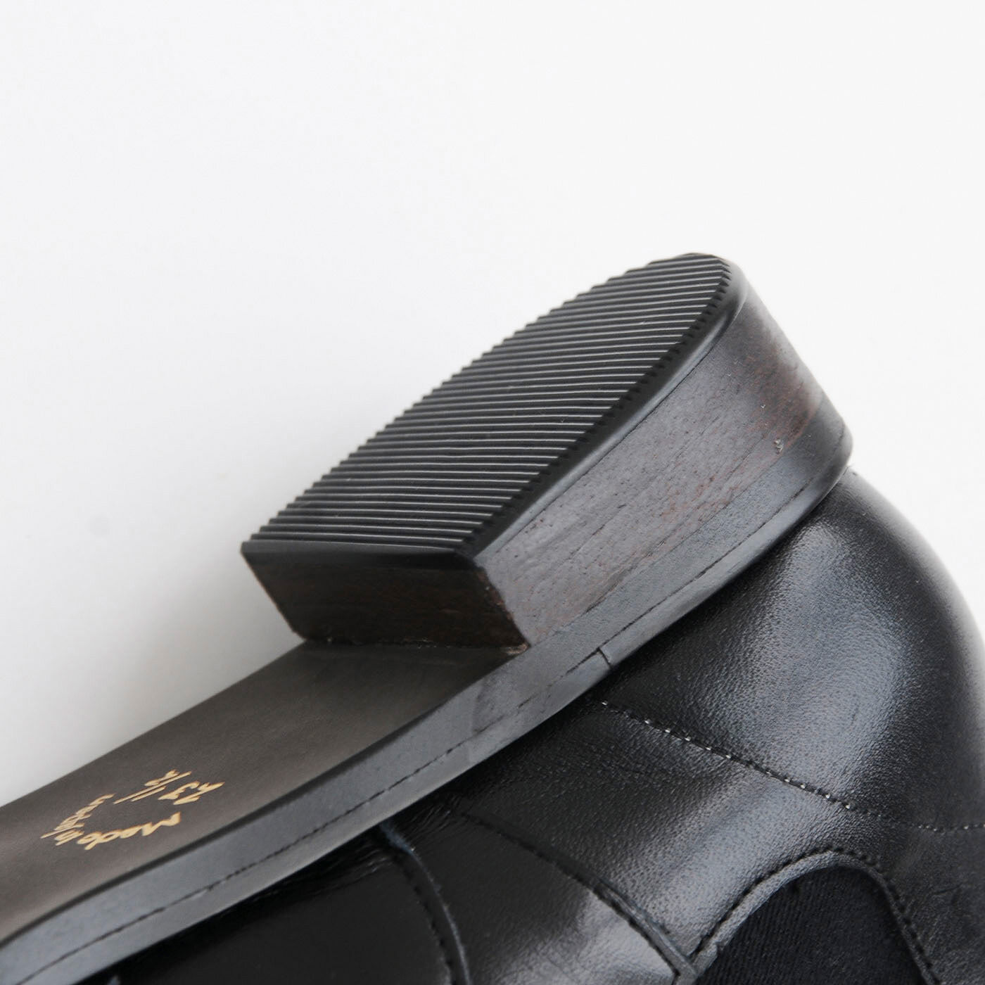 ＆Stories|長田靴職人の本革仕立て 凛々しいサイドゴア レザーブーツ〈ブラック〉[本革 ブーツ：日本製]|ほどよい高さで安定感のあるヒール。