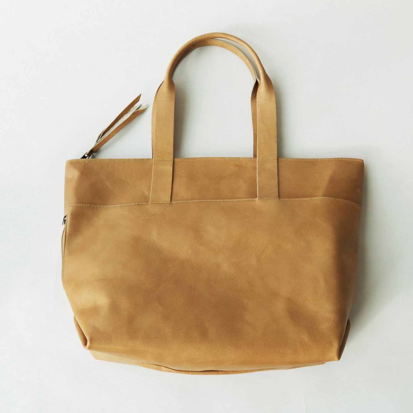 ＆Stories|プロダクトデザイナーと作った 職人本革のお仕事鞄〈ミルクティーベージュ〉[本革　鞄：日本製]|ミルクティベージュ色の革で作りました。丈夫な革で作っているから長く使えて、しかも使い込むほどいい表情になっていきます。