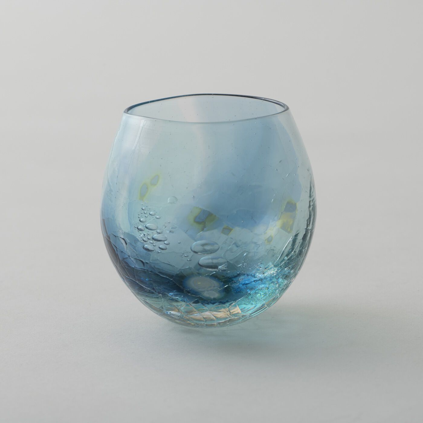 ＆Stories|小田原のガラス職人が作った　海の色が溶け込んだ宙吹きグラス〈丸型〉