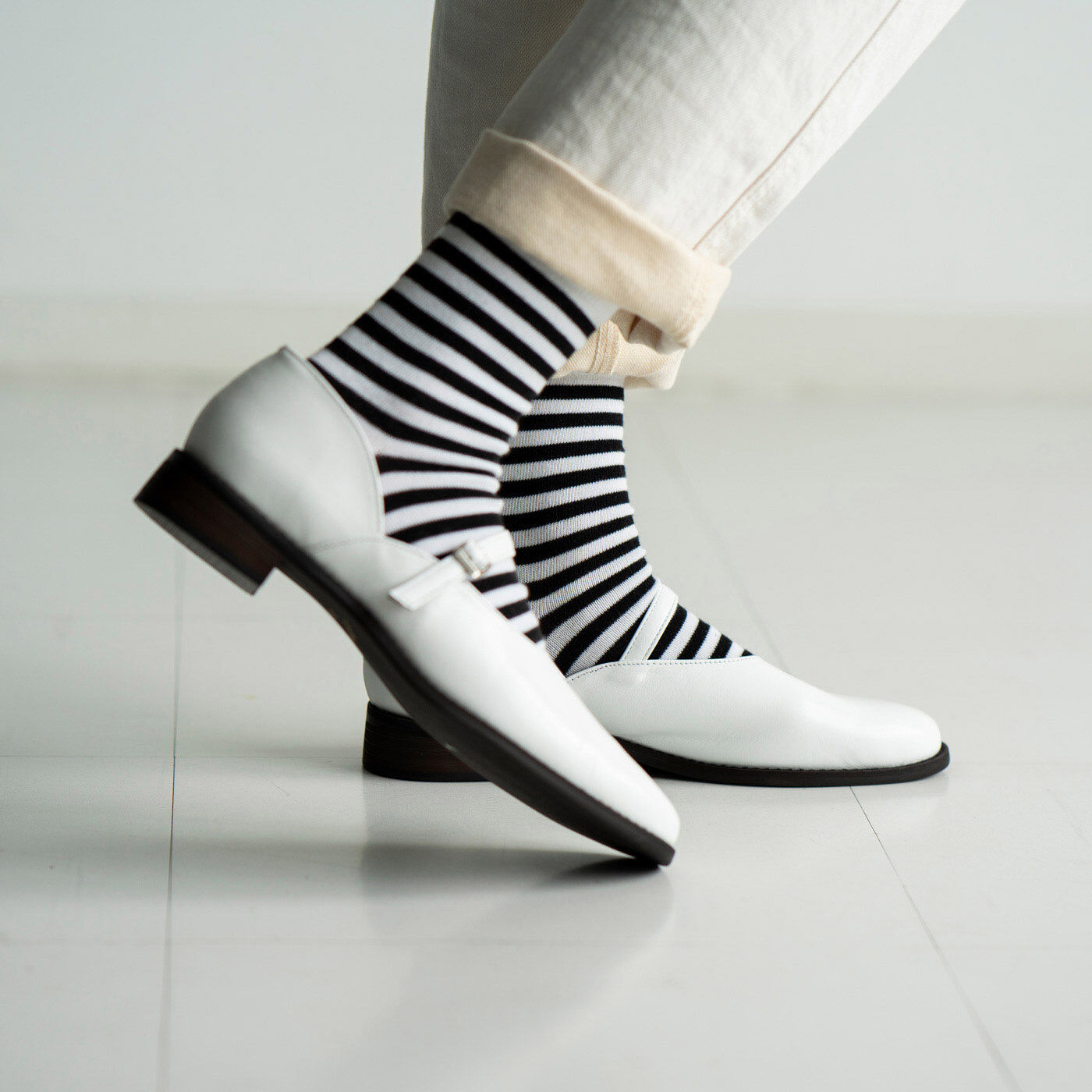＆Stories|靴デザイナーの理想で作った 職人本革のレジェルテシューズ〈ホワイト〉|足をしっかりホールドし、ほっそり見せるレジェルテシューズ。