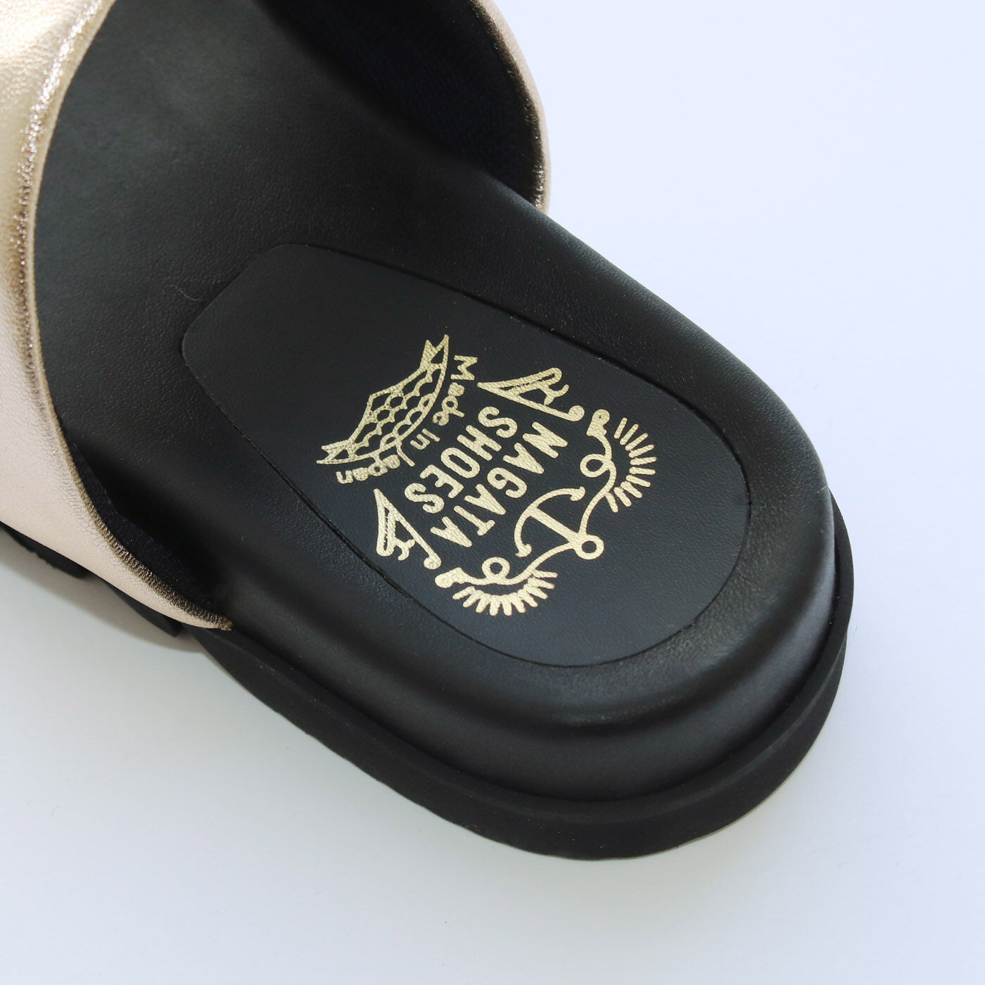 ＆Stories|靴デザイナーの理想で仕上げた 職人本革のトングシューズ〈ゴールド〉|かかとにもかわいいロゴプリント。
