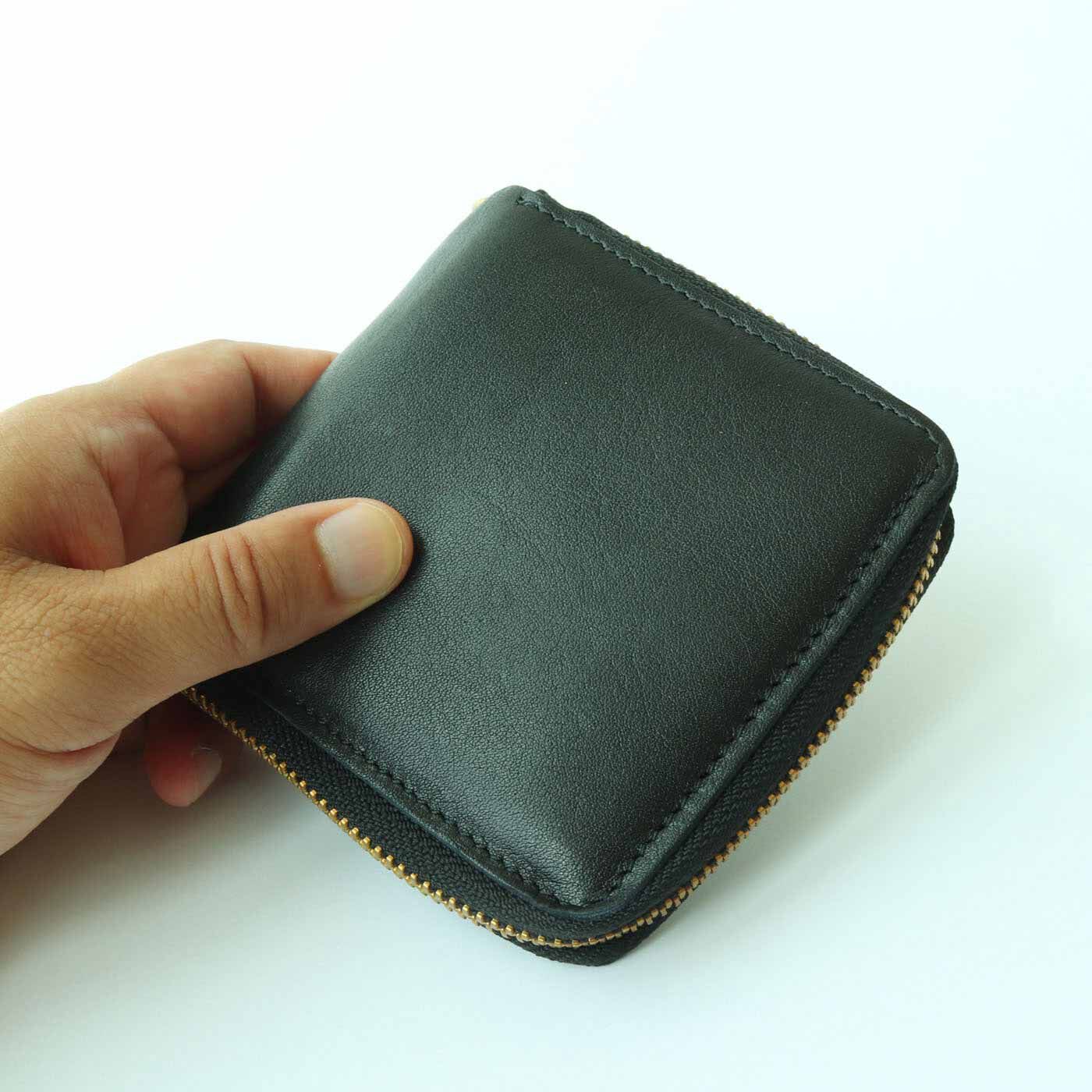＆Stories|福岡の鞄作家と作った 職人本革のラウンドジップ折り財布〈ブラック〉|このラウンドジップ折り財布は、やわらかく、もちっとした手ざわりを追求。ほどよい収納量で、スマートに使えます。バッグの中でもかさばらず、必要なものがコンパクトに収納できるサイズ感。