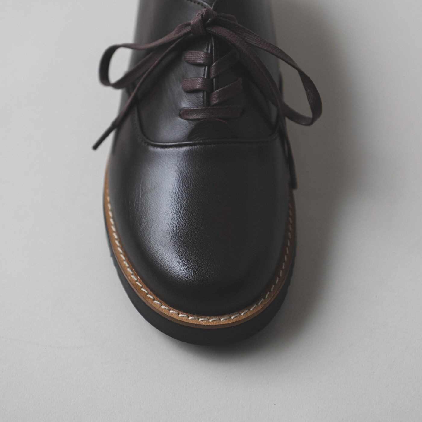 ＆Stories|長田の靴職人が作った 職人本革のポストマンシューズ〈ダークブラウン〉|やわらかめの革だから締め付け感もなく、履き心地も快適。革靴が苦手な人も、これは履けます！