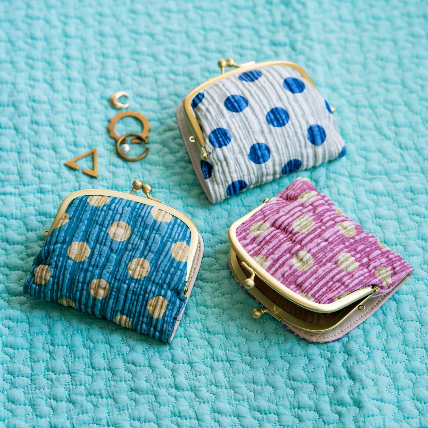＆Stories|財布作りのプロ集団が作った　京都革友禅のがま口付き財布|夏にぴったりのソーダ色（ホワイト）、海の色（ブルー）、カシス色（パープル）の3色をご用意しました。