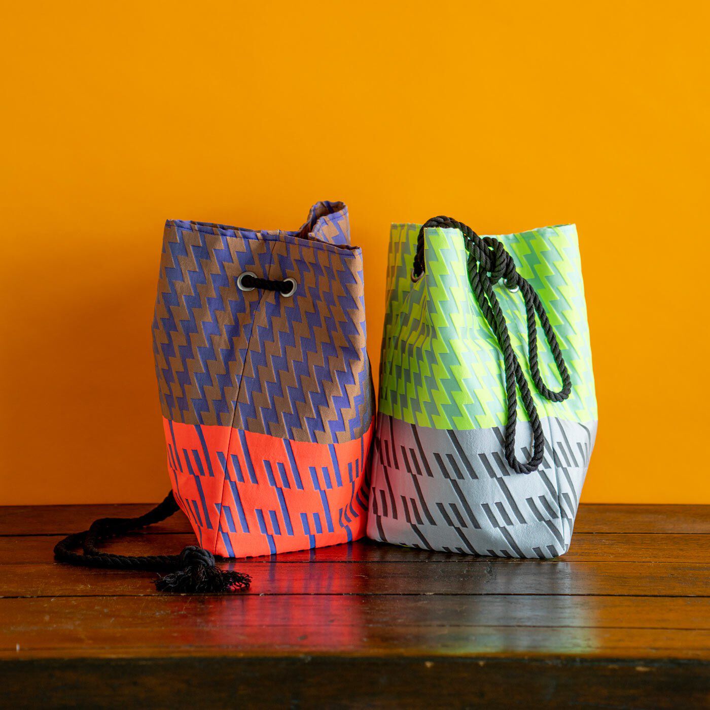＆Stories|テキスタイルデザイナーと作った 播州織のダズリングバッグ〈ナイトネオン〉|持つだけで一気にテンションが上がるバッグを、ぜひこの夏のお出かけの相棒に。