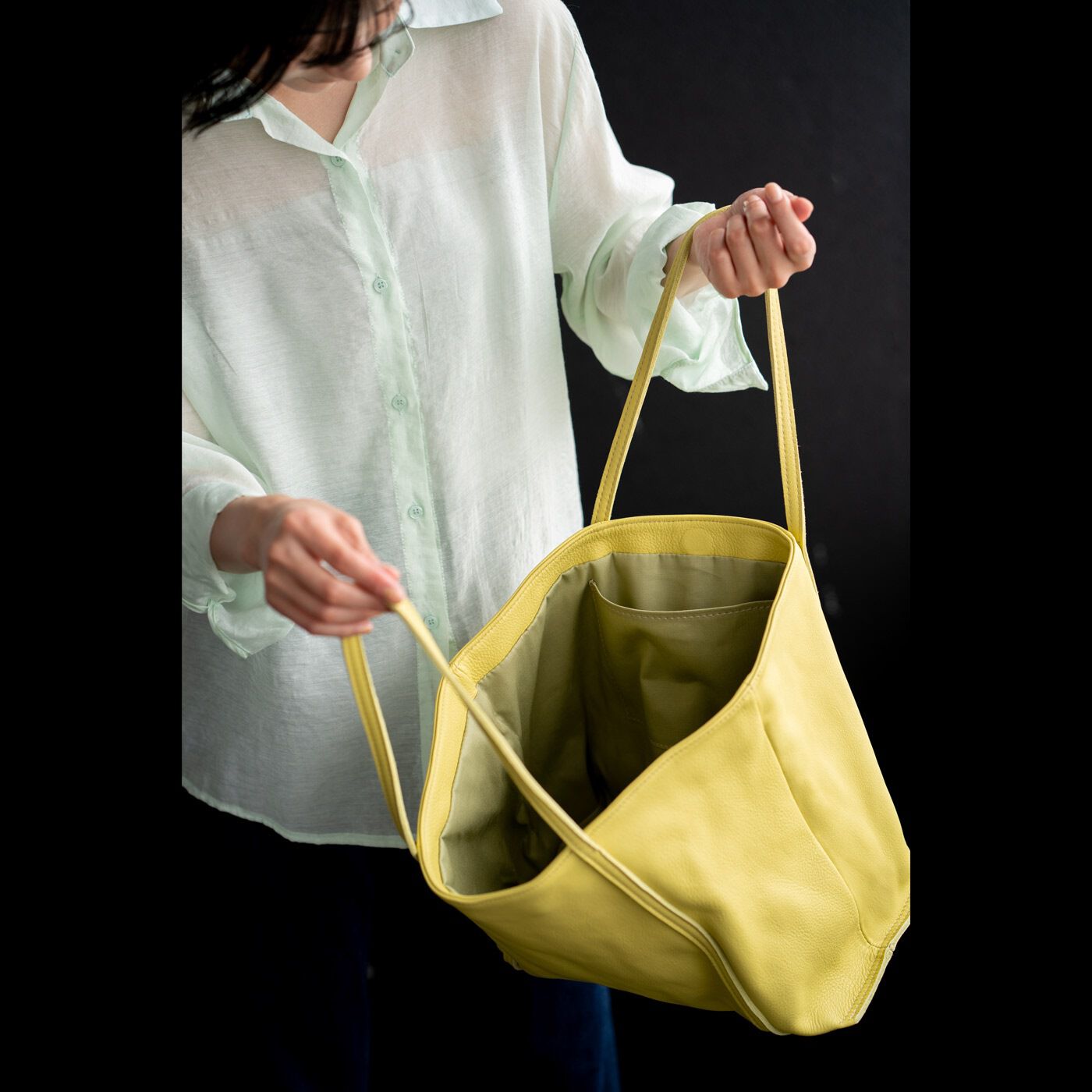 ＆Stories|福岡の鞄作家と作った 職人本革のトゥーシーンバッグ〈ライムイエロー〉|薄くて軽いから、本革なのに布バッグのような使い心地。想像以上にラフに使えるのが心強い。