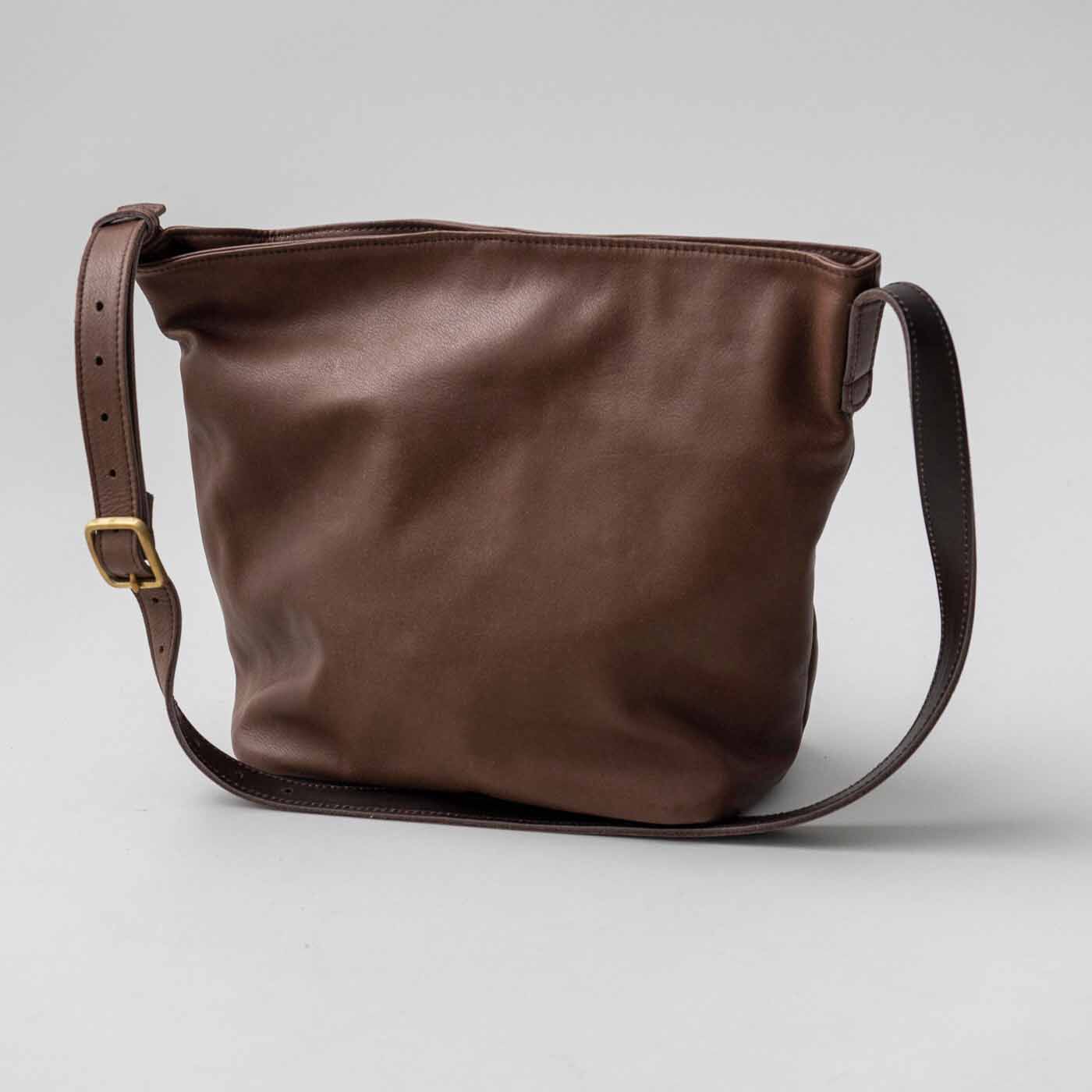 ＆Stories|福岡の鞄作家と作った 職人本革のエトランドルバッグ〈ダークブラウン〉|革の質感を生かすため、デザインはとことんミニマム。