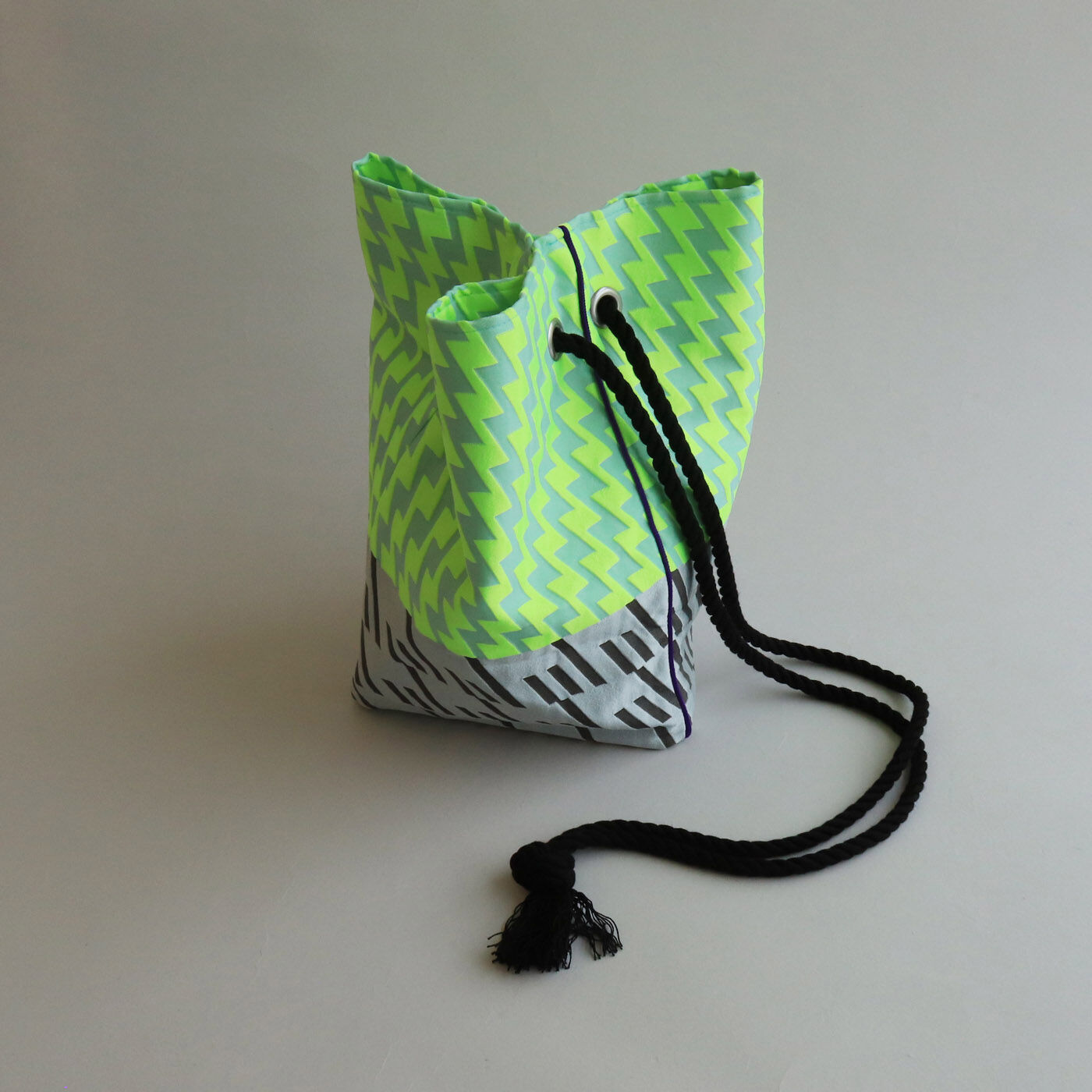 ＆Stories|テキスタイルデザイナーと作った 播州織のダズリングバッグ〈ナイトネオン〉|シャープなシルエットなので大人っぽく使える巾着バッグです。