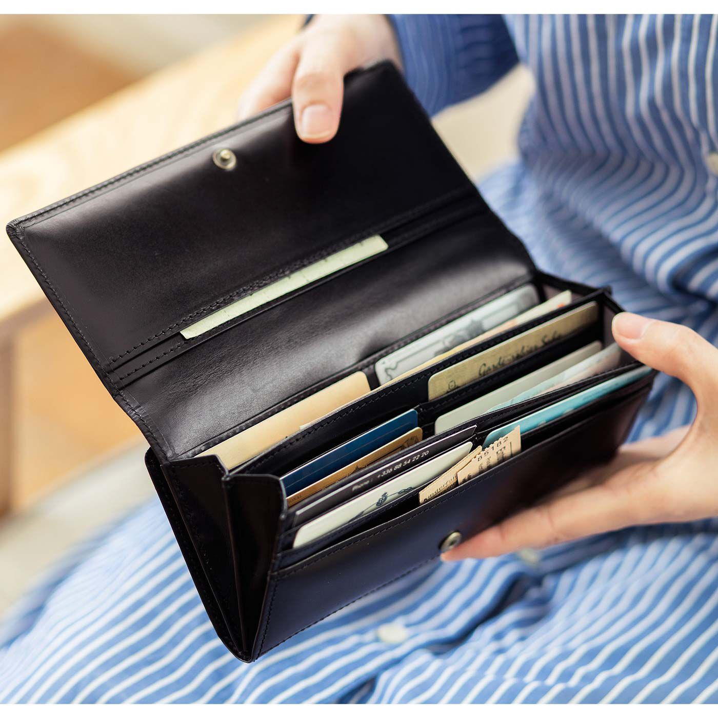 ＆Stories|職人が誂えた上質本革がま口付き長財布〈アップルレッド〉[本革 財布：日本製]|2スタイルともロングセラーだけあって、使い勝手は抜群！ カード類もたっぷり入って、オープンポケットも充実。ふだんは長財布、旅行やミニバッグの日は折り財布と使い分けても。※お届けするカラーとは異なります。