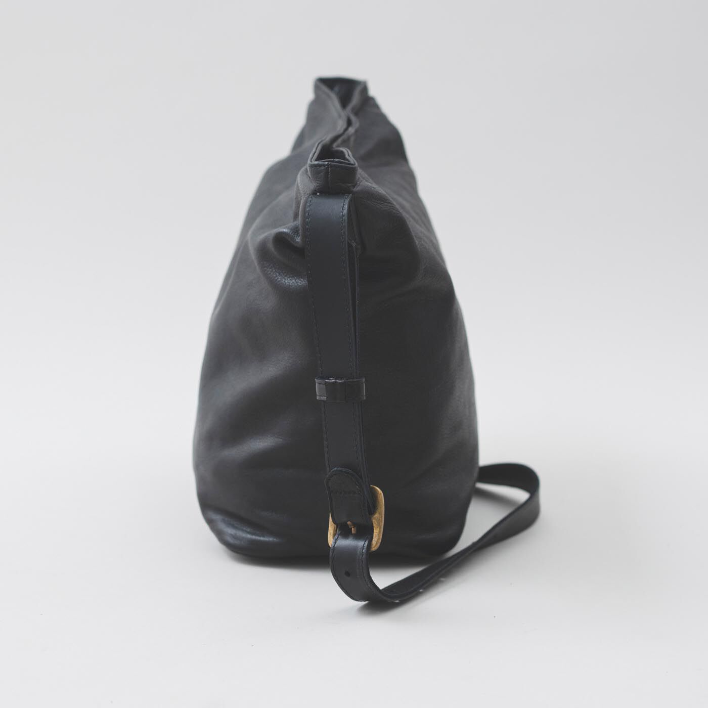 ＆Stories|福岡の鞄作家と作った 職人本革のエトランドルバッグ〈ブラック〉|側面