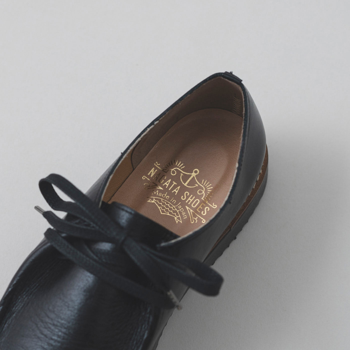 ＆Stories|長田の靴職人が作った 職人本革のモカシンシューズ〈ブラックスピネル〉|中敷きには、カッコイイ金色の箔押し。