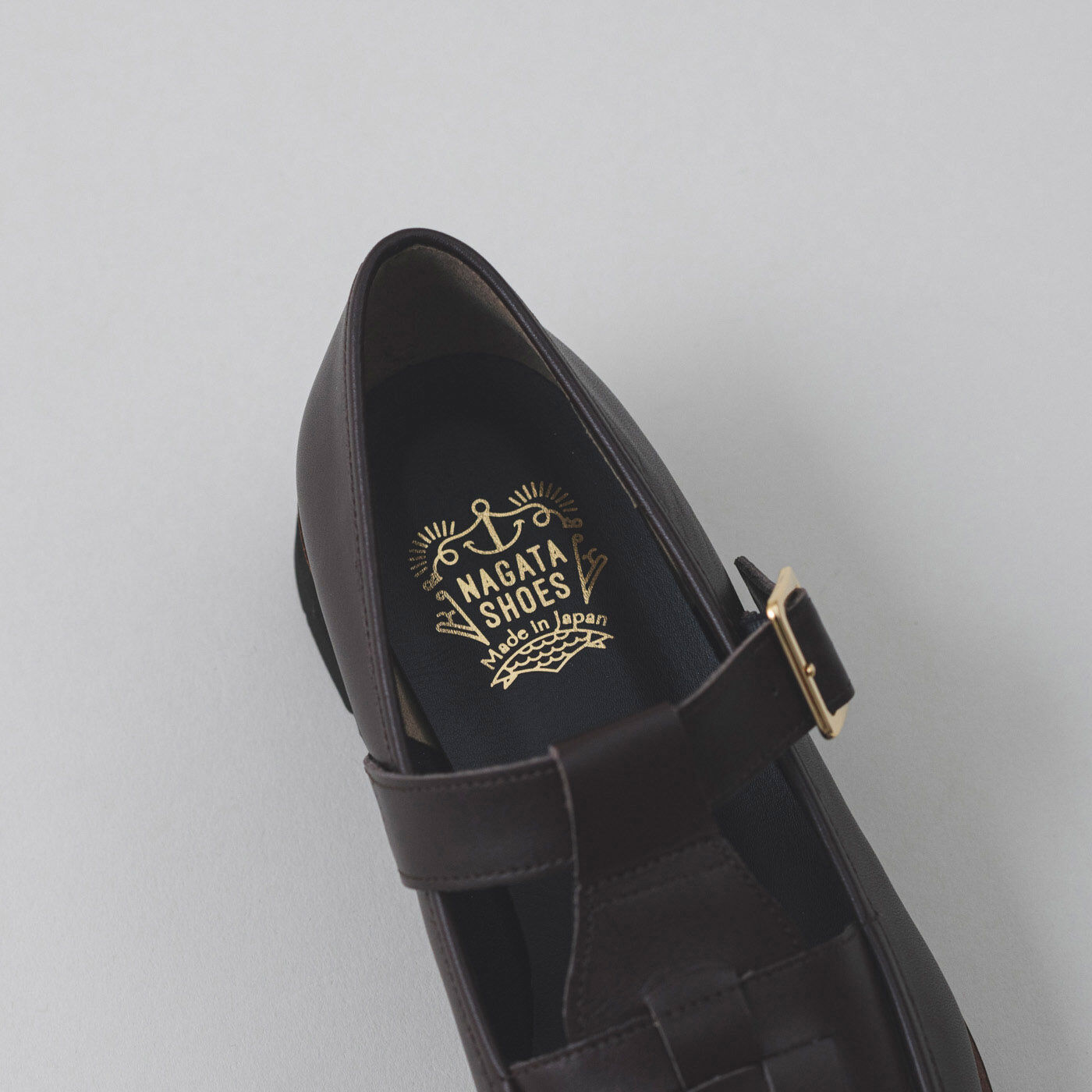 ＆Stories|靴デザイナーの理想で仕上げた 職人本革のTストラップローファー〈ブラウン〉|中敷きには、カッコイイ金色の箔押し。