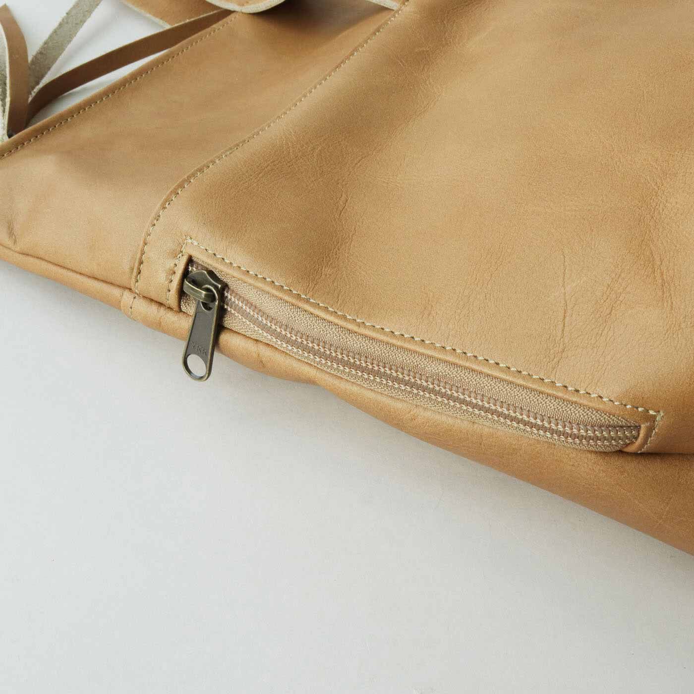 ＆Stories|プロダクトデザイナーと作った 職人本革のお仕事鞄〈ミルクティーベージュ〉[本革　鞄：日本製]|外側のファスナーポケットが付いているので携帯電話などの収納に便利です。