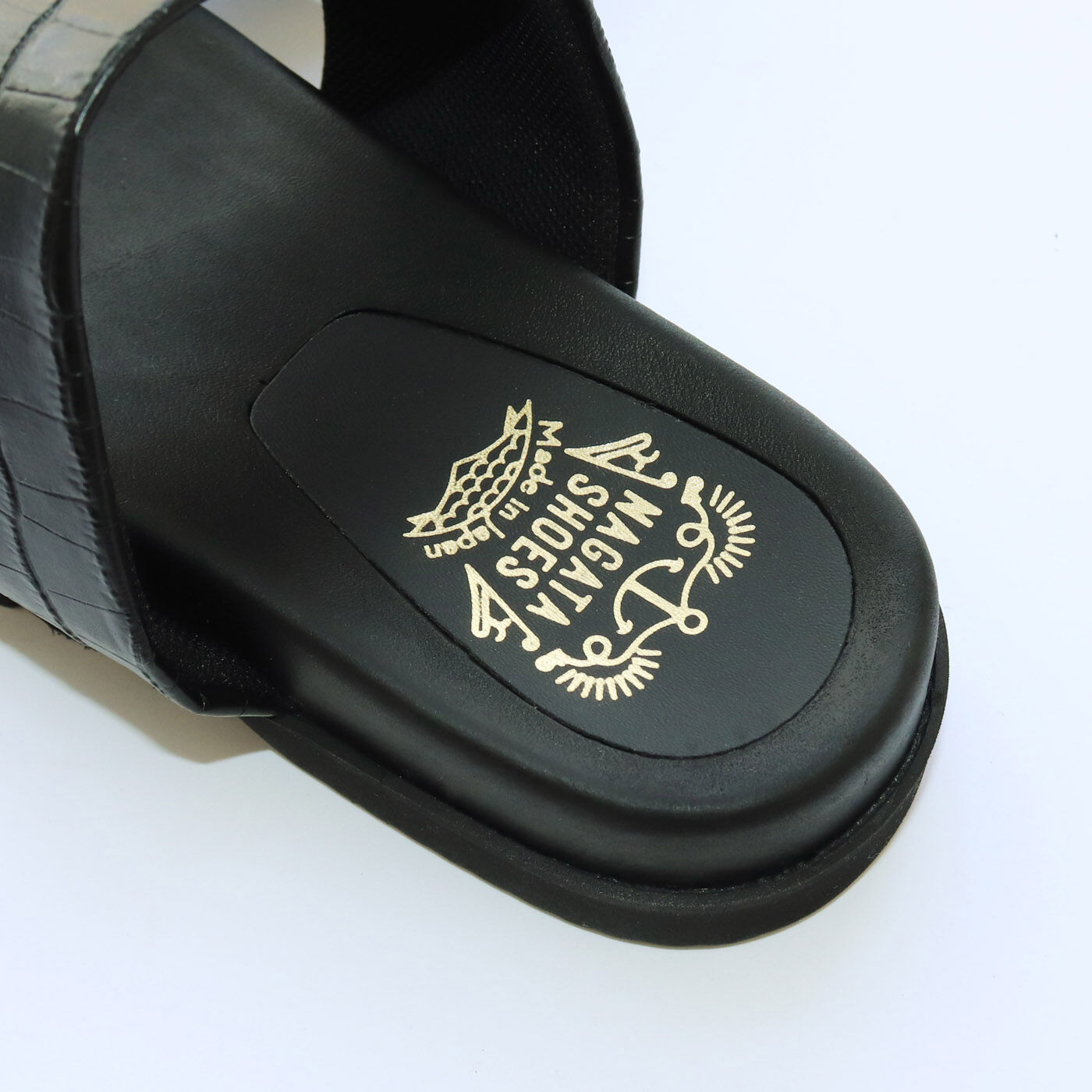 ＆Stories|靴デザイナーの理想で仕上げた 職人本革のトングシューズ〈クロコ型押し柄・ブラック〉|かかとにもかわいいロゴプリント。