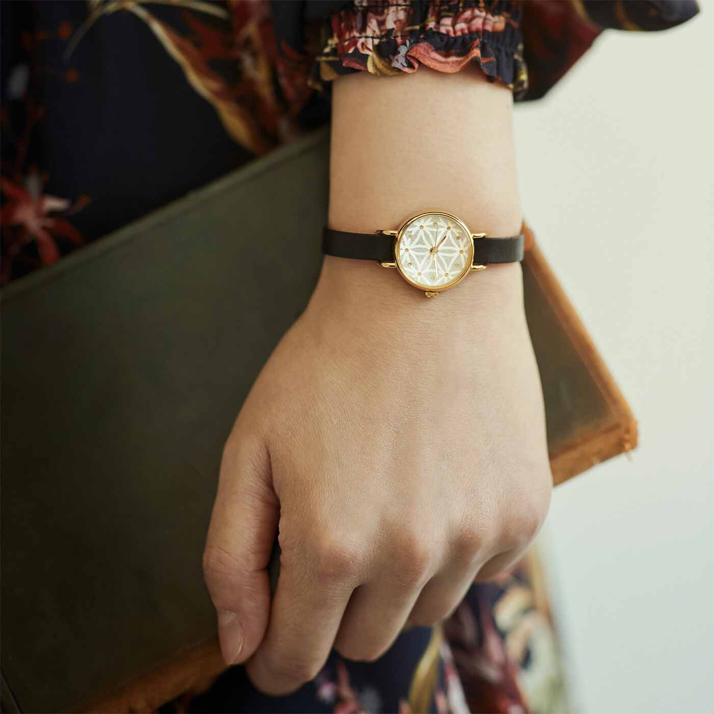 ＆Stories|金沢の時計職人が手掛けた 紋切り麻輪違柄に見惚れる腕時計〈漆黒色〉[本革 時計：日本製]|ベルトの漆黒色は金沢の夜をイメージ。