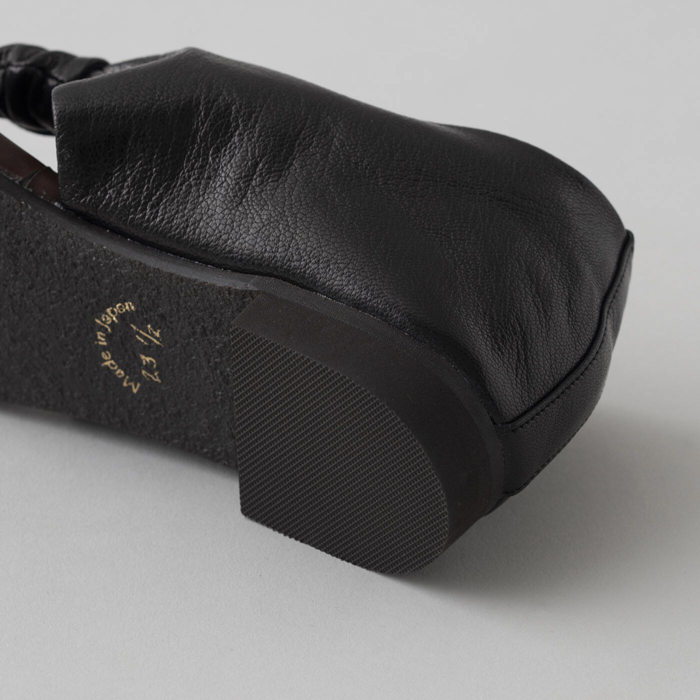 ＆Stories|靴デザイナーの理想で作った　職人本革のスクイーズトング〈ブラック〉
