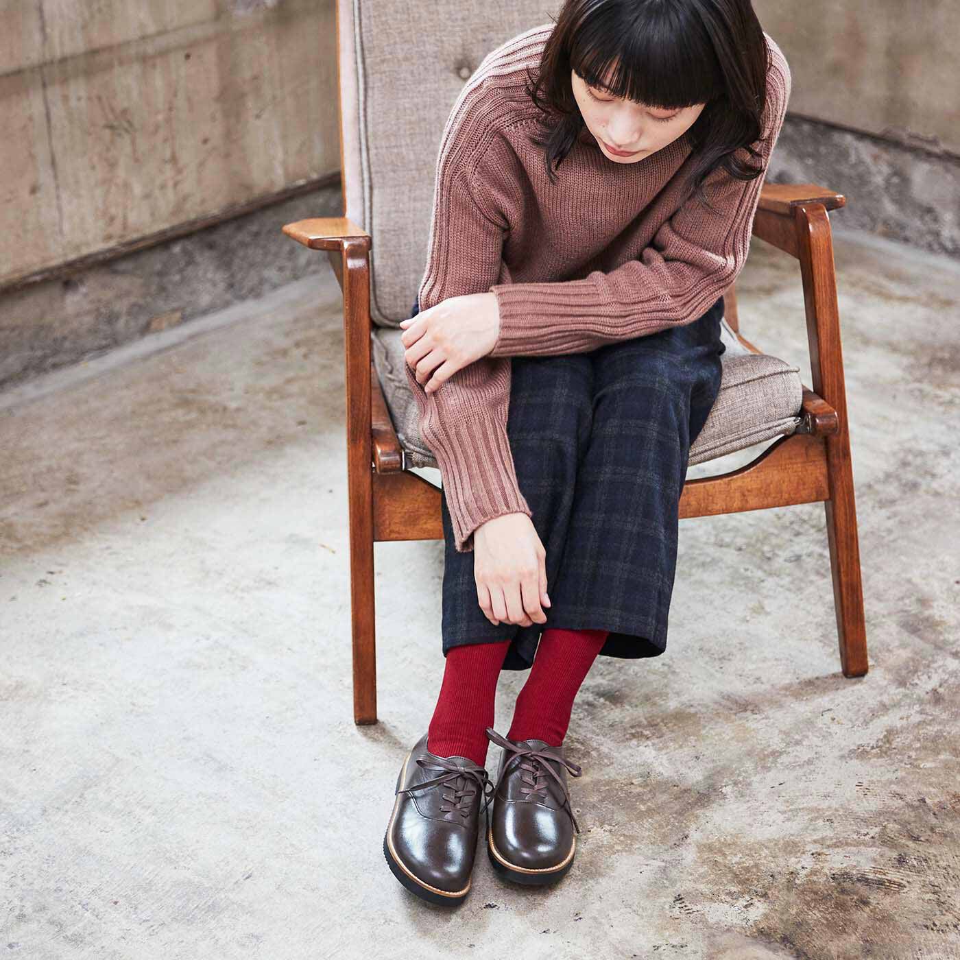 ＆Stories|長田の靴職人が作った 職人本革のポストマンシューズ〈ダークブラウン〉|足もとにボリュームを出すことで、冬の重いコートなどにもバランスよく着こなせます。