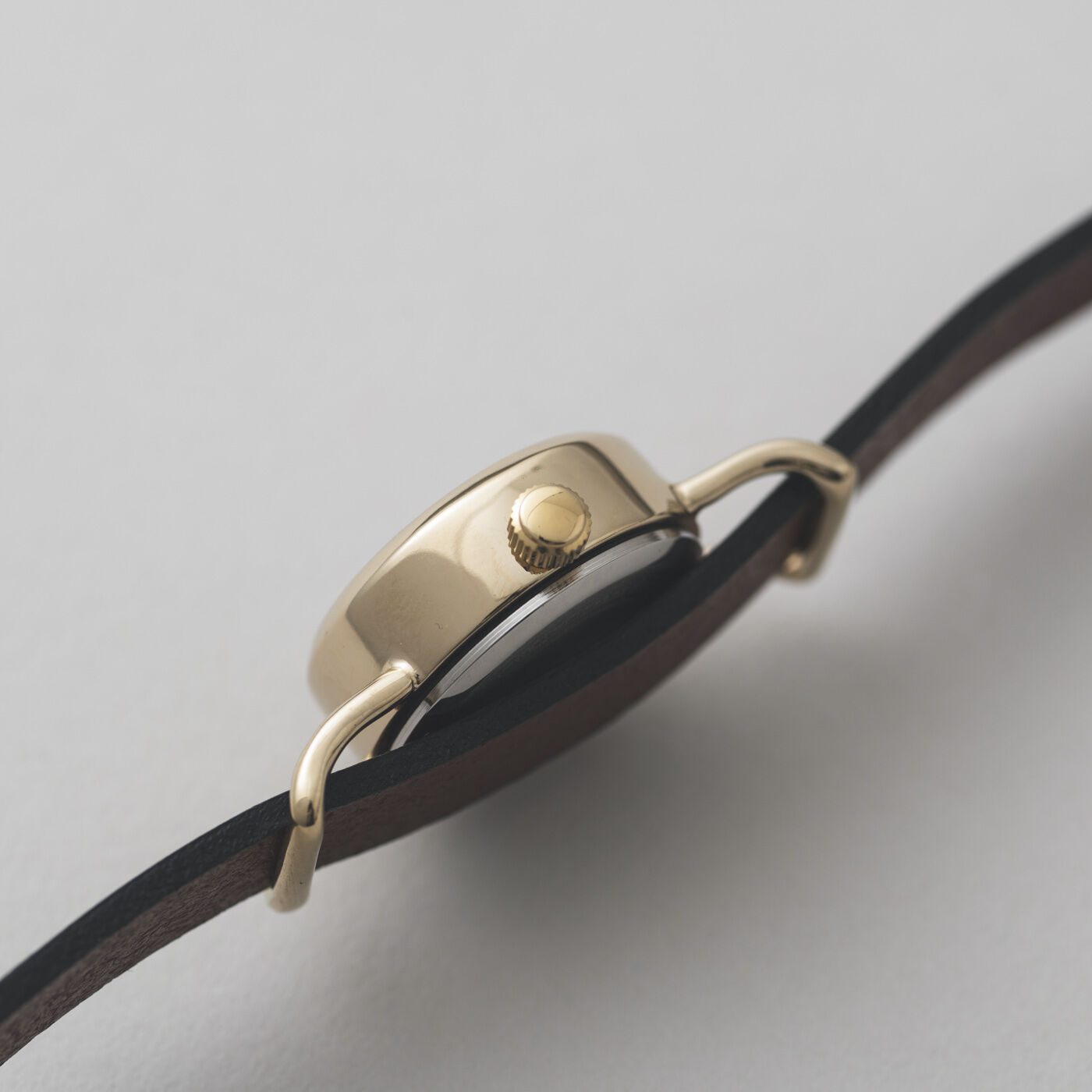 ＆Stories|滋賀の時計職人が手掛けた 神秘のオーロラが美しい 螺鈿（らでん）の腕時計〈マホガニーブラウン〉