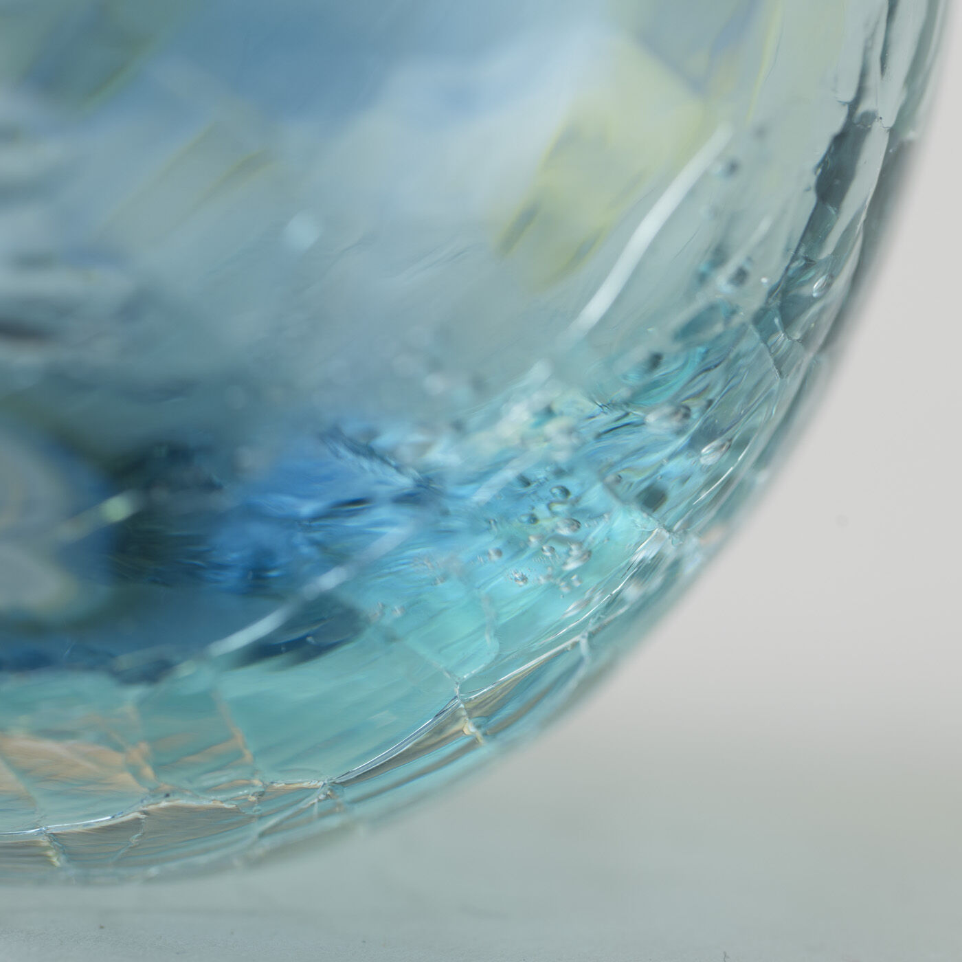＆Stories|小田原のガラス職人が作った　海の色が溶け込んだ宙吹きグラス〈丸型〉|群青、碧、そして淡いブルー。さまざまな「青」に白や黄色の斑点が浮かぶ姿は、まさにたゆたう海の色。※商品により出方は異なります。