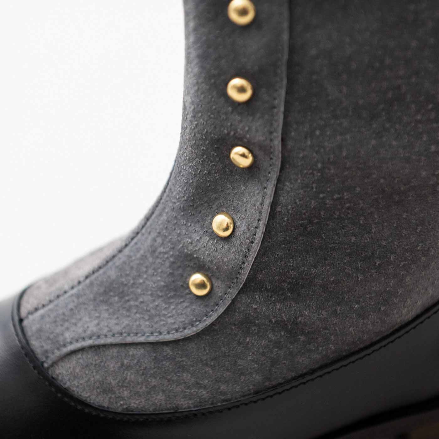＆Stories|長田の靴職人とプランナーＭＯＥが作った　職人本革のボタンアップブーツ〈ブラック＆グレー〉|小さめのボタンを品よく５つ並べました。