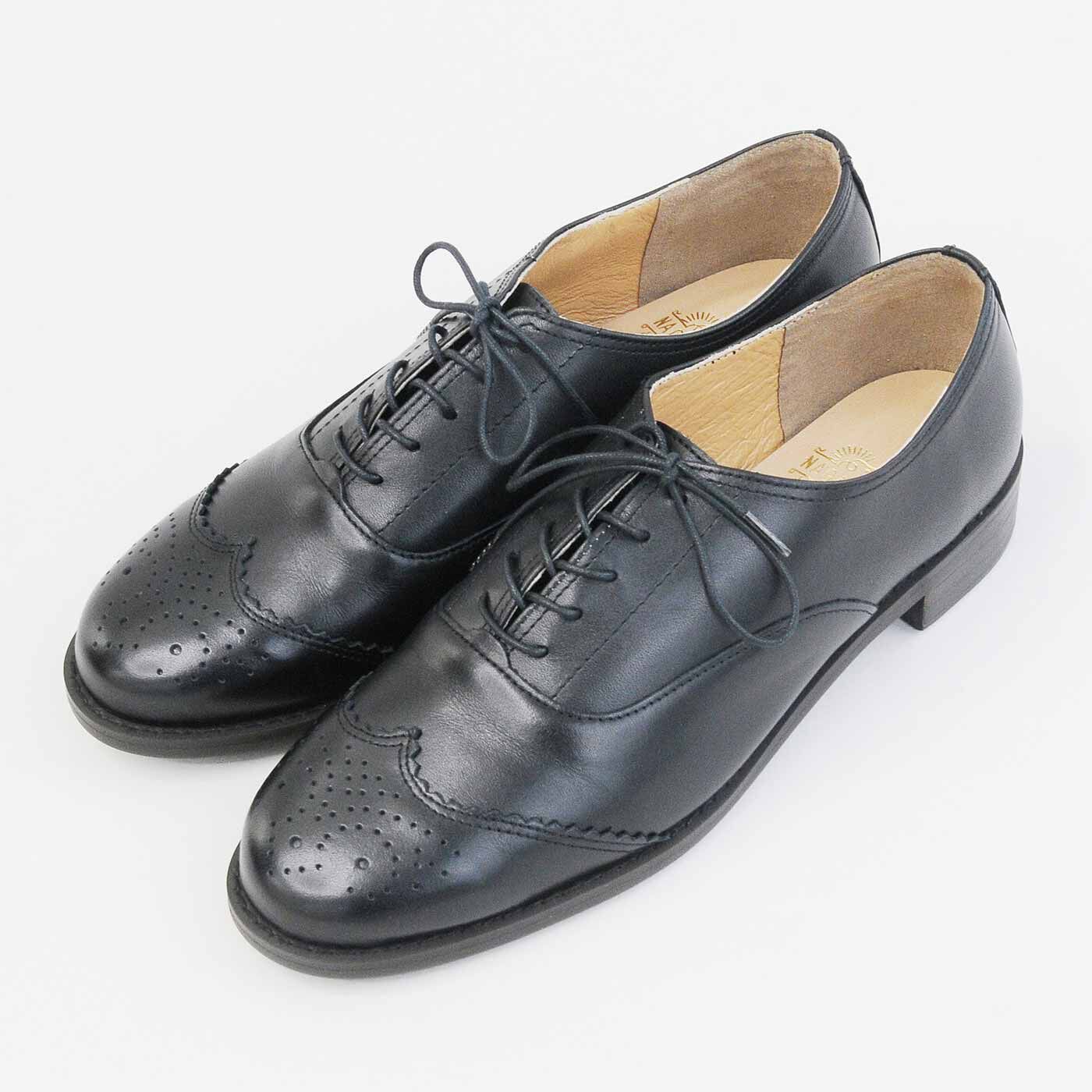 ＆Stories|長田靴職人が叶えた 本革ハーフウィングチップ〈ノアール〉[本革 靴：日本製]|メンズライクな香りは残しつつ、女性に似合うスマートなデザインになっています。