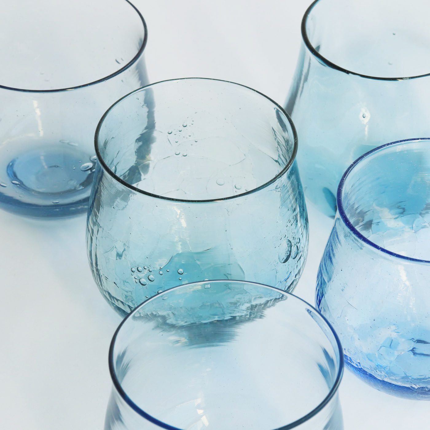 ＆Stories|小田原のガラス職人が作った 海と空が溶け込んだ宙吹きグラス〈2個セット〉|製造工程で作品にならなかったガラスのかけらを大切に保管し、それらに青色のガラスを足して生まれる「キャリコブルー」。
