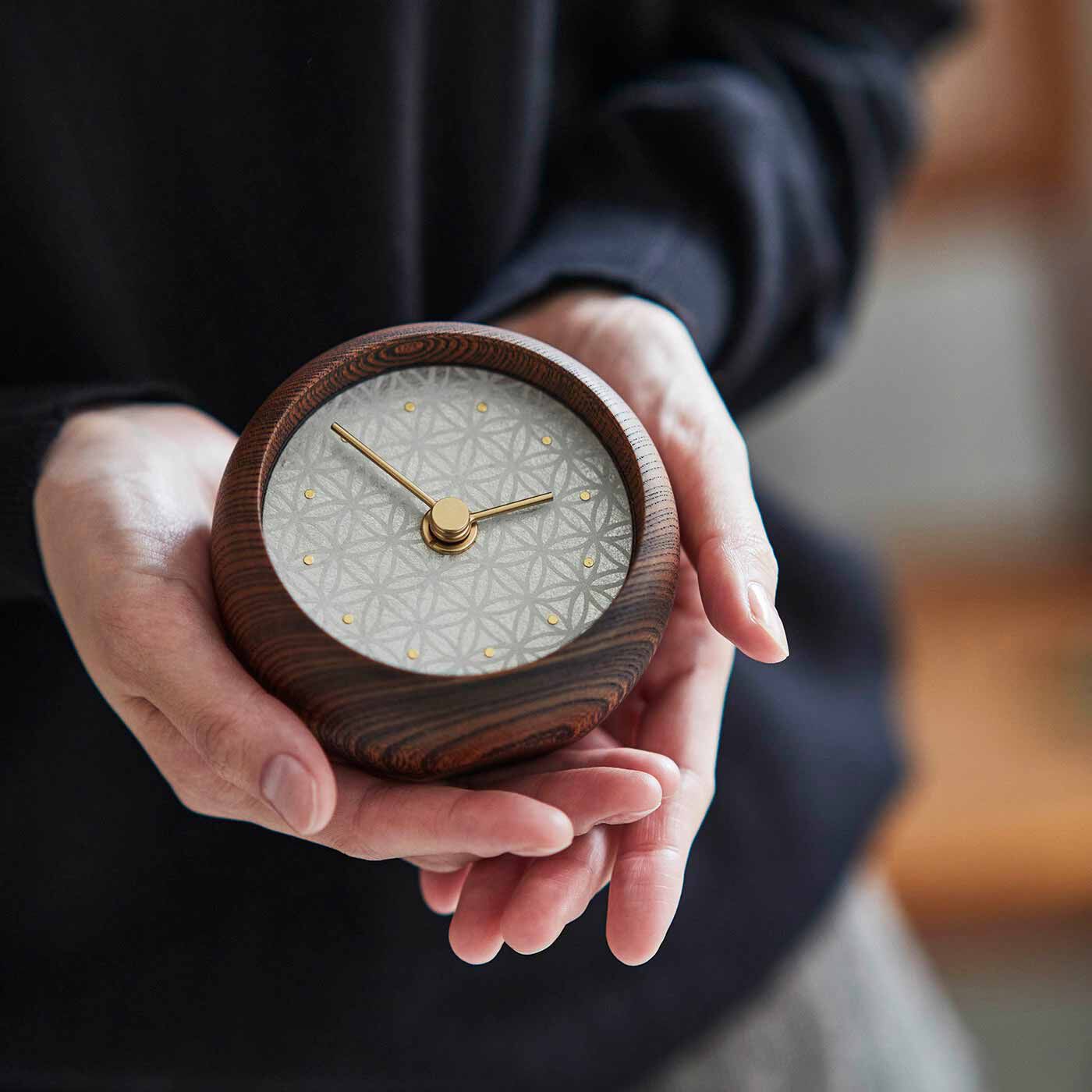 金沢の時計職人が手掛けた 麻輪違小紋に見惚れる置時計〈欅（けやき