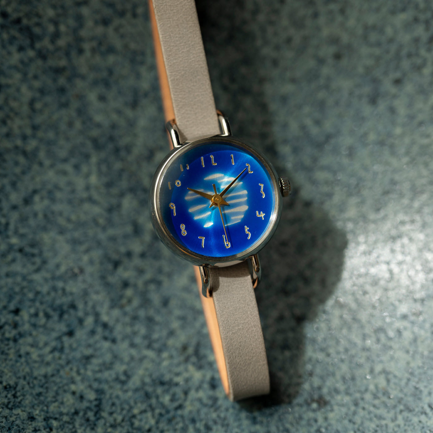 ＆Stories|金沢の時計職人が手掛けた 水面に映る朧月に見惚れる腕時計〈グレー〉|金沢の時計工房のアートディレクター・牛島孝さんが、「水面に映る朧月」を表現したスペシャルな腕時計。