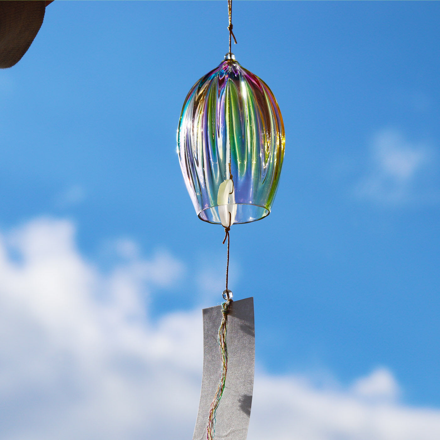 ＆Stories|小田原のガラス職人が作った　オーロラが溶け込んだ宙吹き風鈴|プリズムを放つ、オーロラ色の風鈴。透き通るような「リーン」と響く音色は夏の涼になることでしょう。