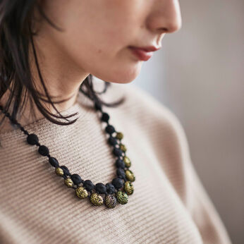 ＆Stories | 群馬刺繍工房糸の宝石のネックレス〈ブラック〉