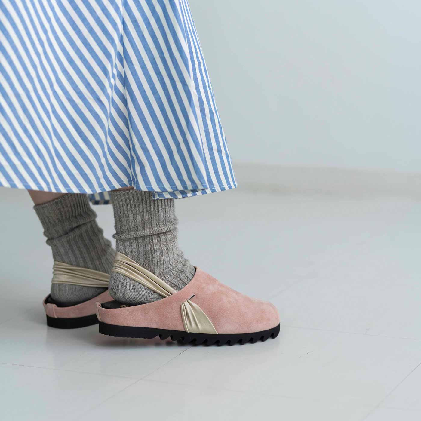 ＆Stories|長田の靴職人が作った 職人本革のパニーニサボシューズ〈ストロベリー〉|サテンストラップがしっかりかかとをホールドしてくれるので安定感があります。