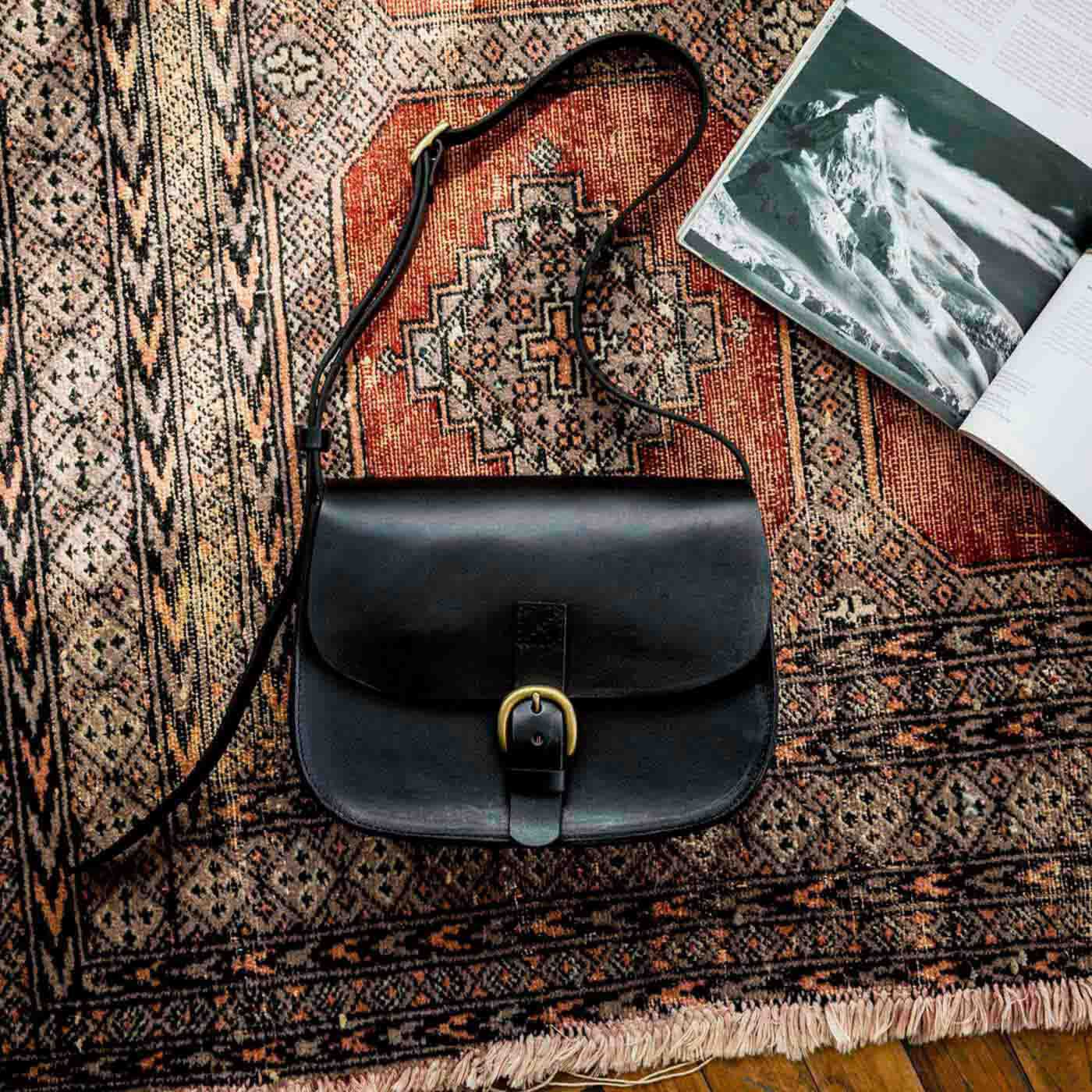 ＆Stories|福岡の鞄作家と作った　職人本革のフォートバッグ〈ブラック〉|福岡の鞄作家の名作鞄を、クリエイティブディレクター坪内次郎さんのオリジナル仕様にアレンジしたスペシャルモデル。