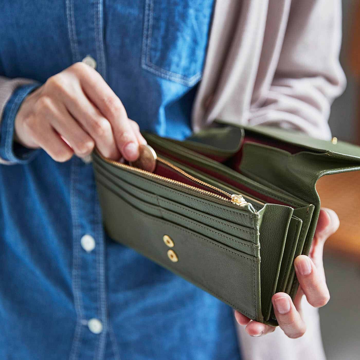 ＆Stories|財布職人と作った 職人本革のギャルソンウォレット〈オリーブ色〉|便利で安心なファスナーポケットも付いています。